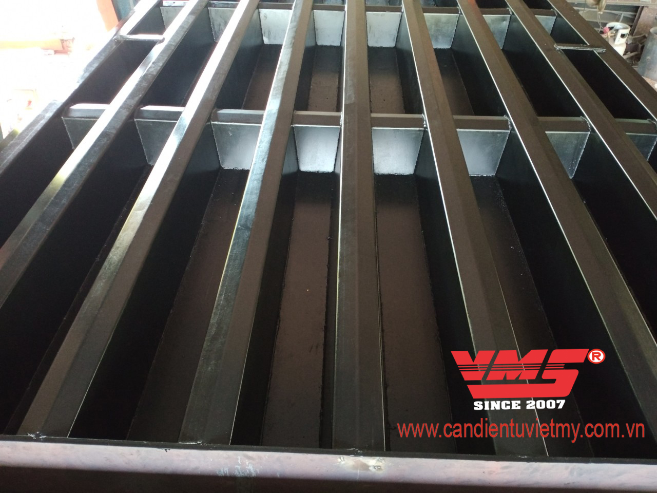 Khung bàn cân xe tải gia công tại xưởng Cân Việt Mỹ